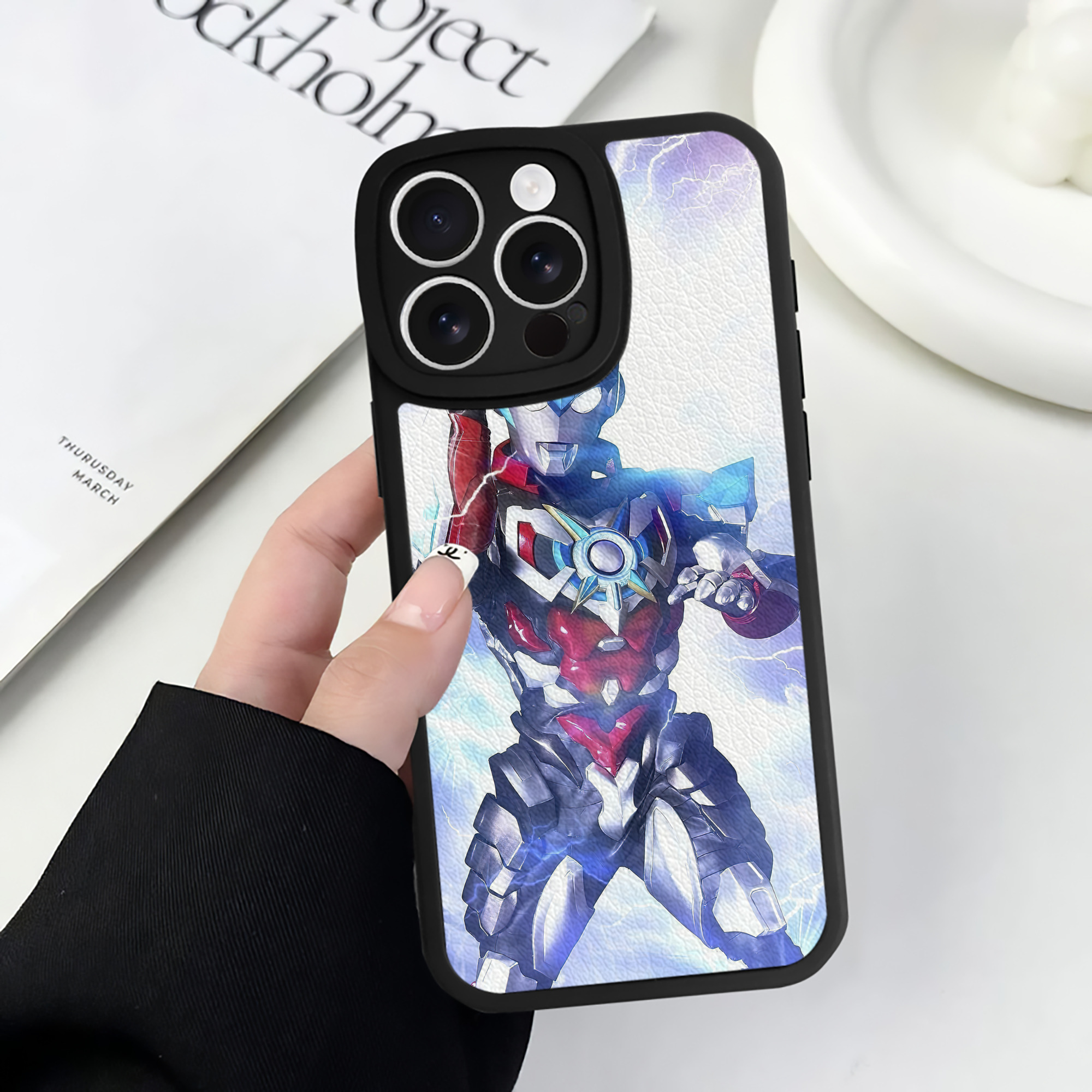 （画像用） ウルトラマン Ultraman 【iPhone 16シリーズ対応】シリコンスマホケース（レザー調） 材質：シリコン